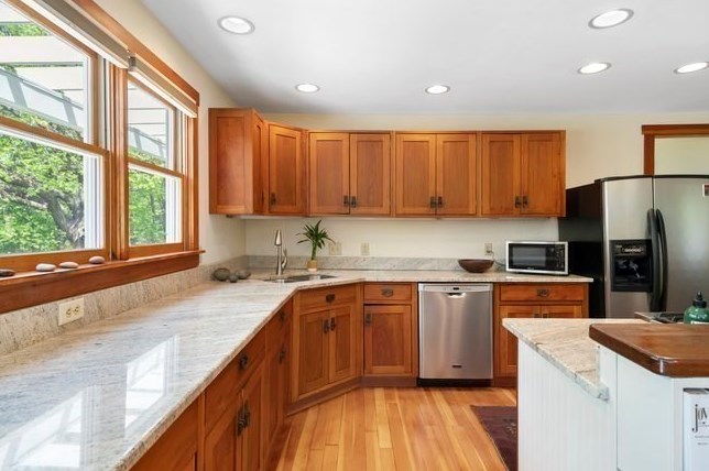 35 Chapel St, Duxbury MA 02332-3822 exterior