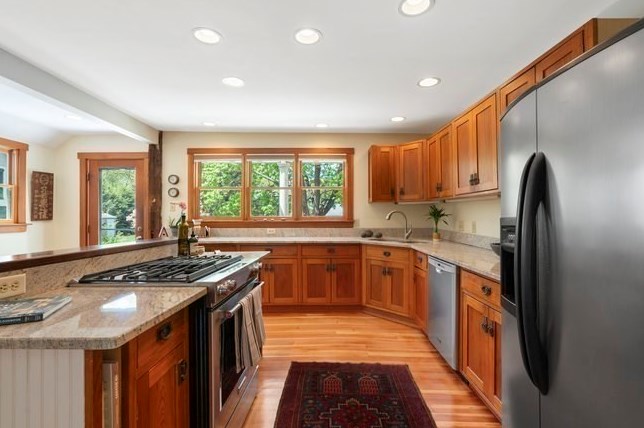 35 Chapel St, Duxbury MA 02332-3822 exterior