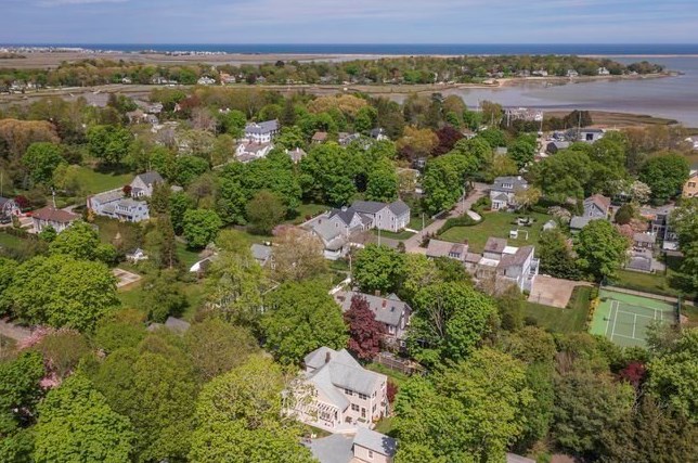 35 Chapel St, Duxbury MA 02332-3822 exterior