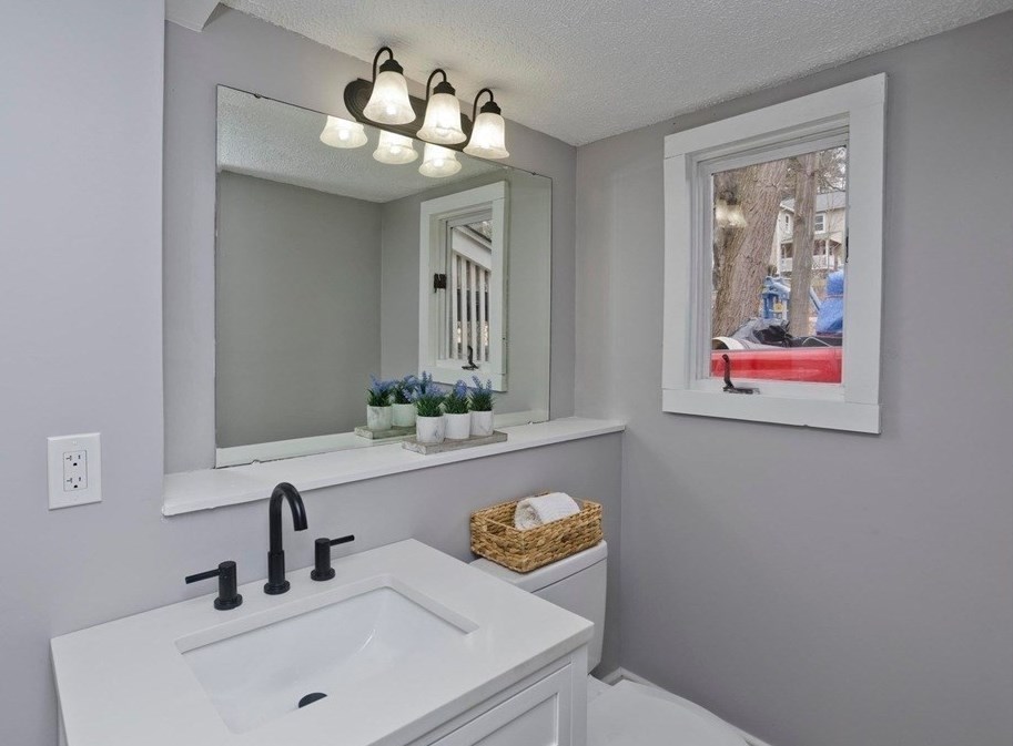 1041 Pine St, Palmer MA 01069-1344 exterior