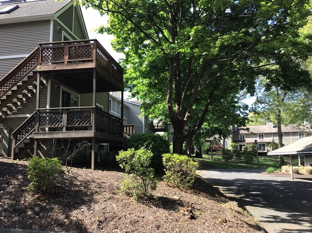 61 Abbey Memorial Dr, Chicopee MA  01020-1771 exterior