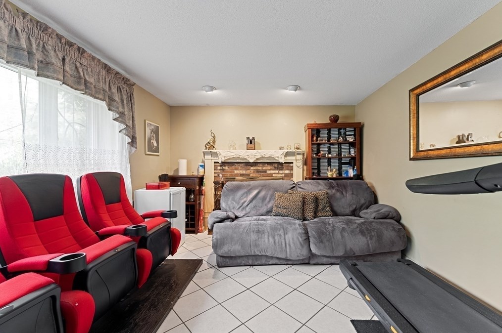 810 Birnie Ave, West Springfield MA  01089-4404 exterior