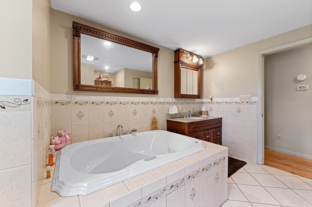 810 Birnie Ave, West Springfield MA  01089-4404 exterior