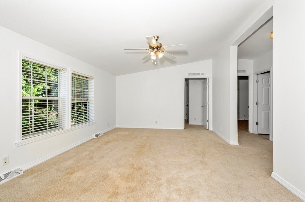 17 Constitution Ave, Warren MA  01083-9704 exterior