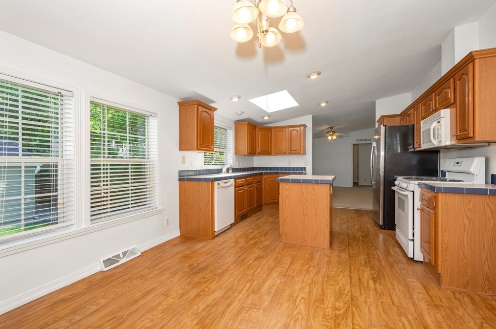 17 Constitution Ave, Warren MA  01083-9704 exterior