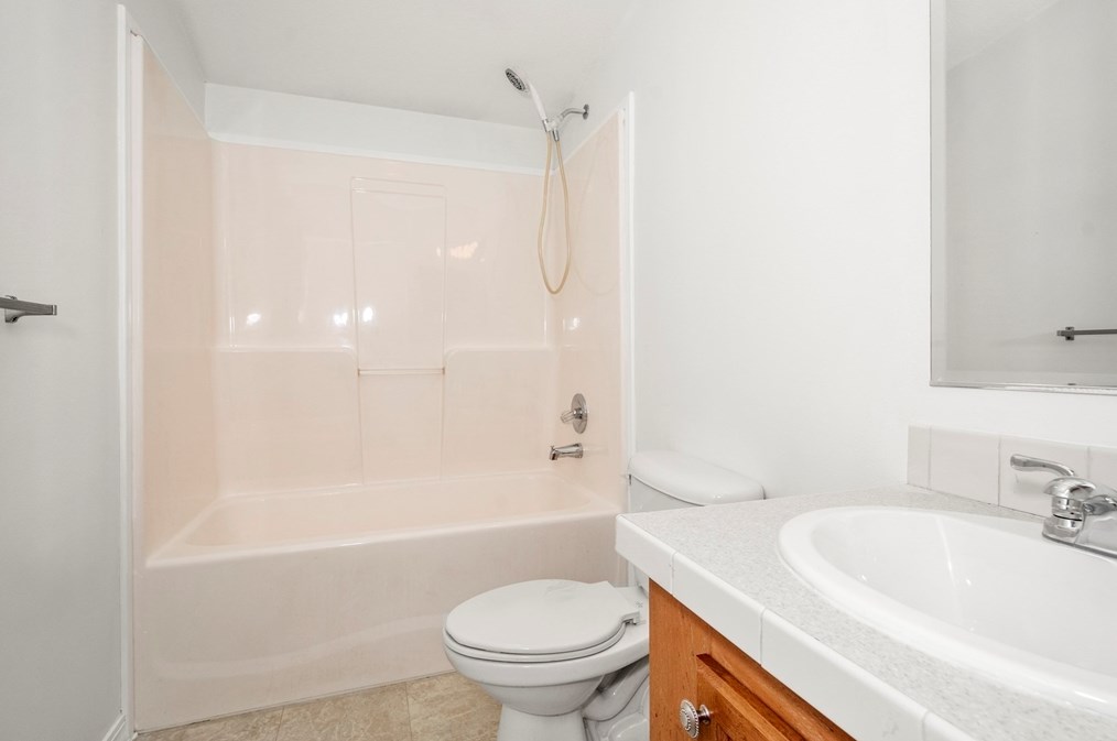 17 Constitution Ave, Warren MA  01083-9704 exterior