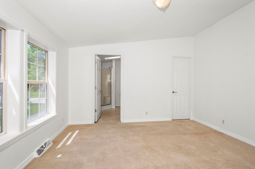 17 Constitution Ave, Warren MA  01083-9704 exterior