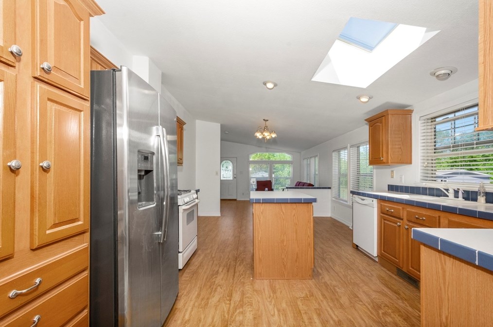 17 Constitution Ave, Warren MA  01083-9704 exterior