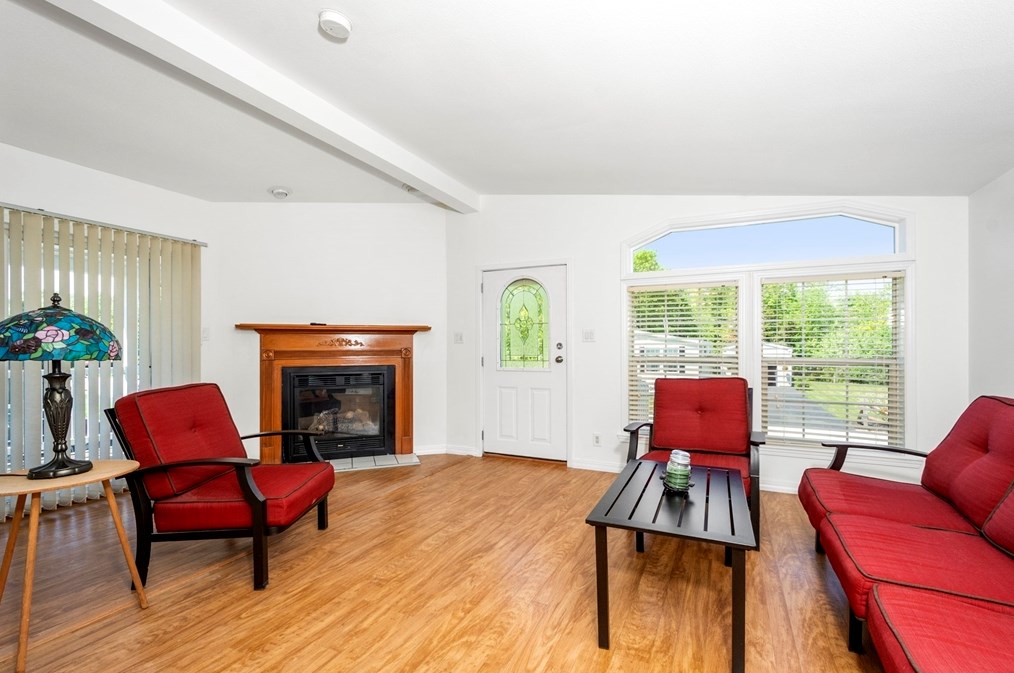 17 Constitution Ave, Warren MA  01083-9704 exterior