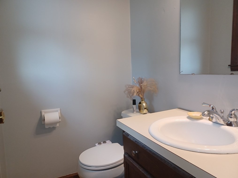 907 Western Ave, Montgomery MA 01085-2639 exterior