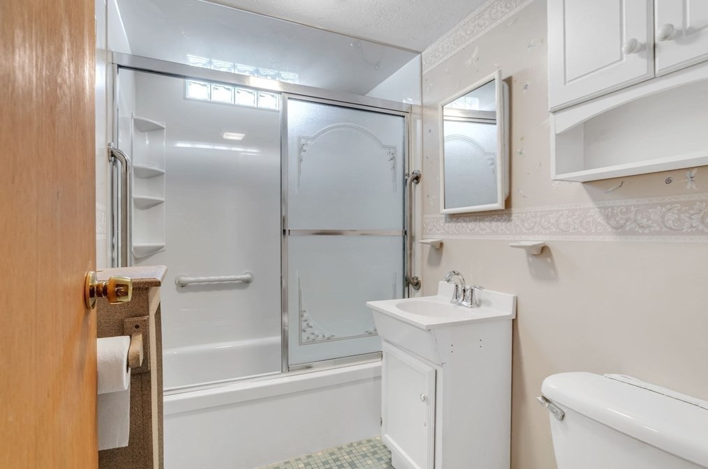 64 Stewart St, Chicopee MA 01020-1050 exterior