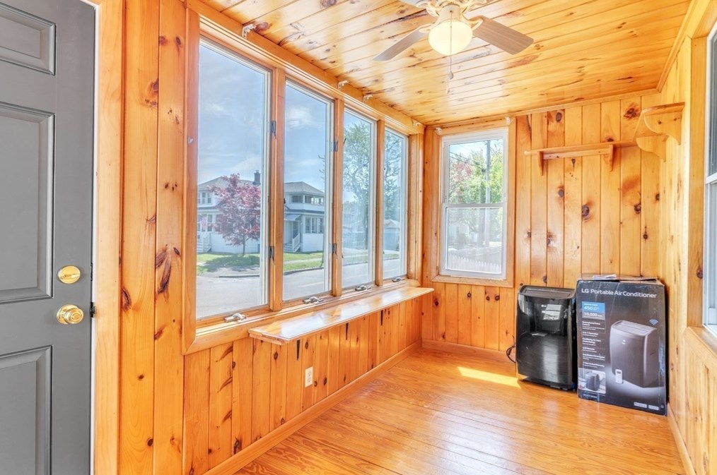 64 Stewart St, Chicopee MA 01020-1050 exterior