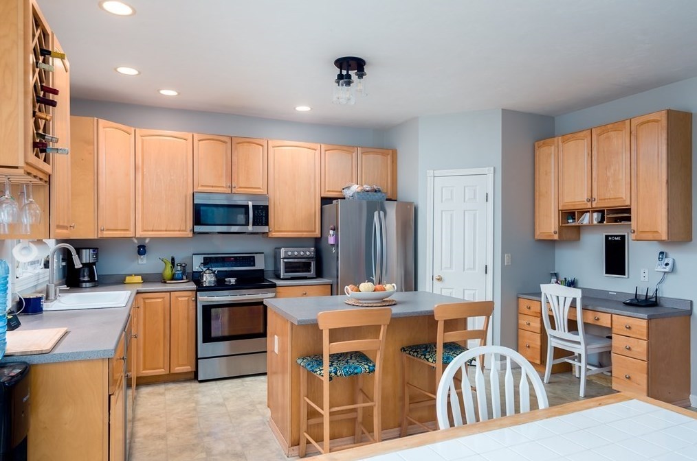 91 Elmshade Dr, Uxbridge MA 01569-1693 exterior