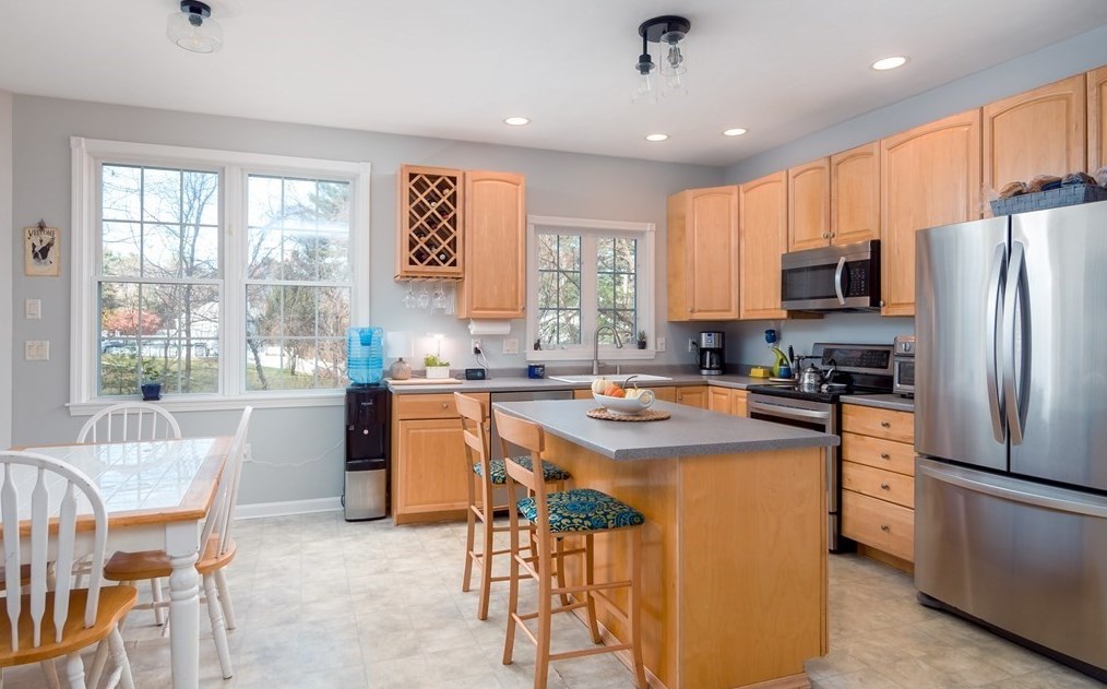 91 Elmshade Dr, Uxbridge MA 01569-1693 exterior