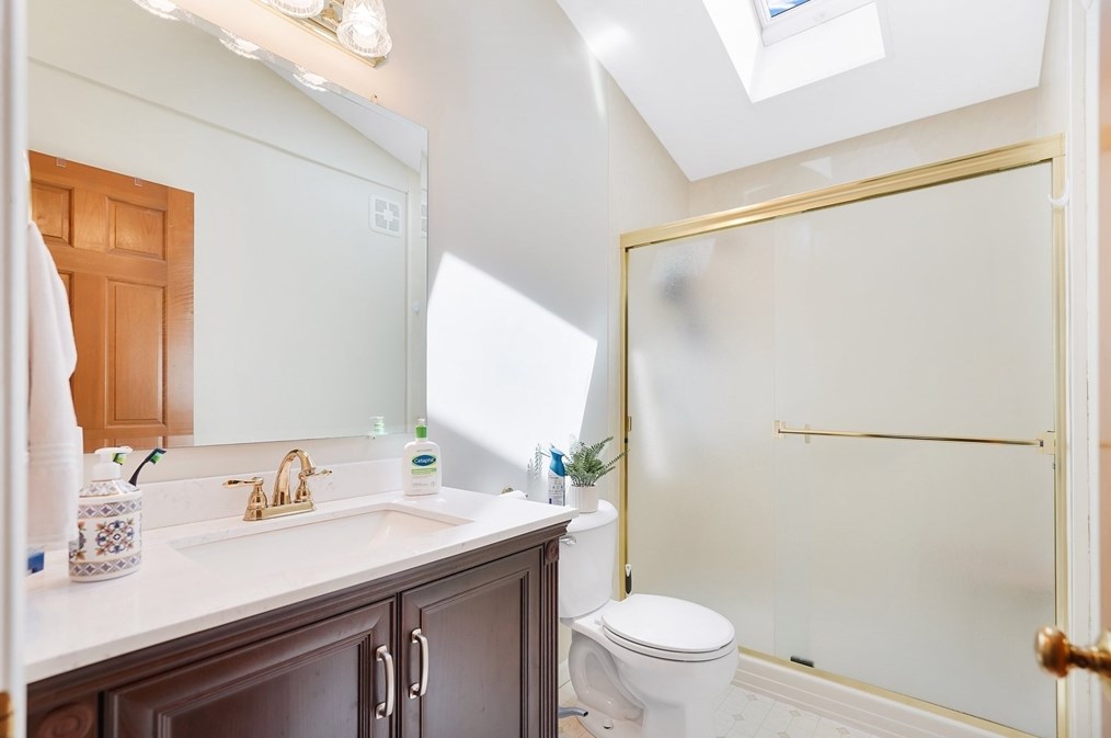 5 Flower St, Springfield MA  01118-2327 exterior