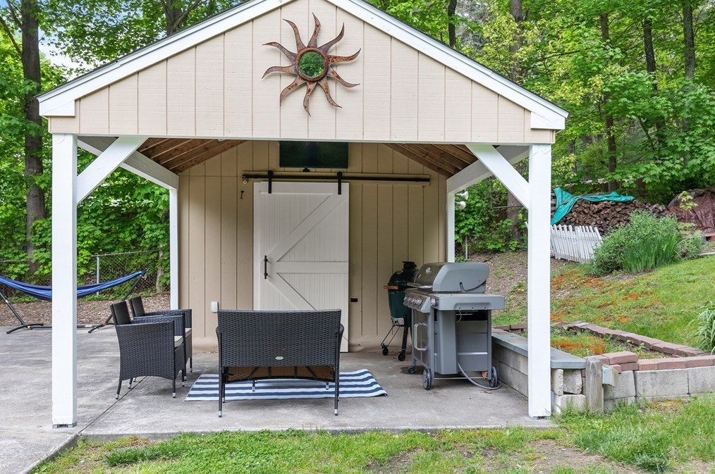 84 King St, Hanover MA 02339-2404 exterior