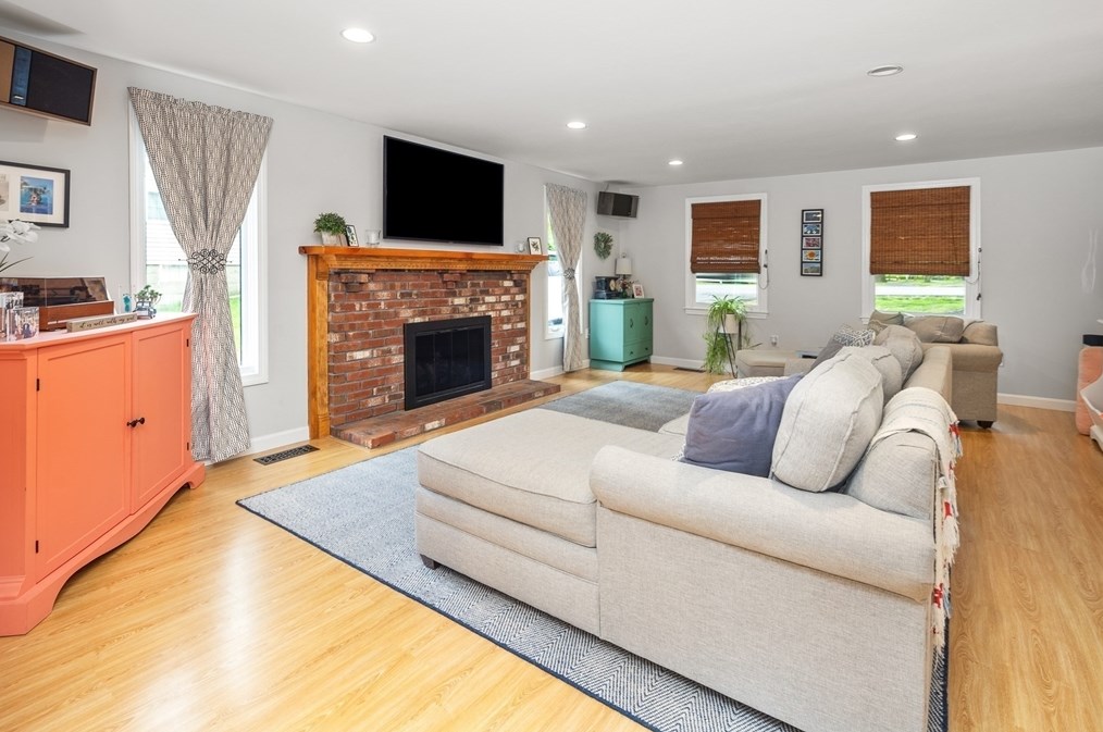 84 King St, Hanover MA 02339-2404 exterior