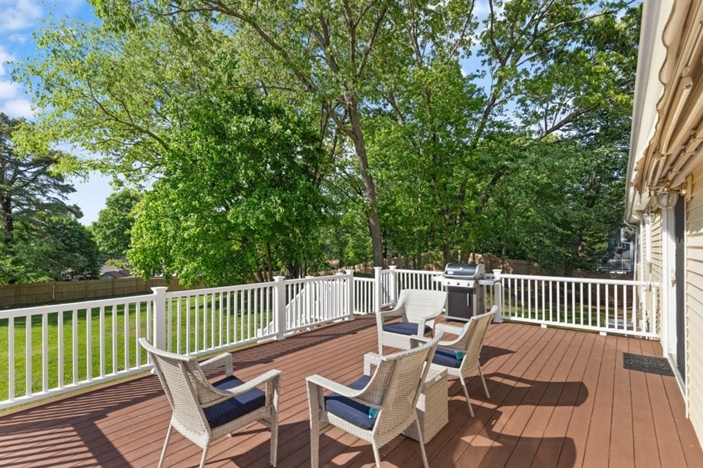 371 Franklin St, Reading MA 01867-1037 exterior