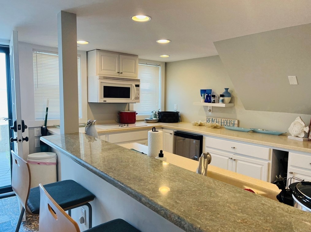 98 Wilson Rd, Nahant MA 01908-1040 exterior