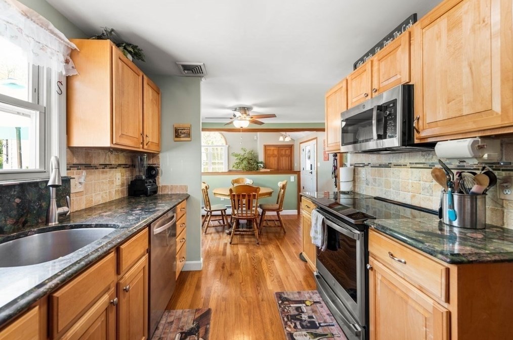 80 Fallon Cir, Braintree MA 02184-3821 exterior