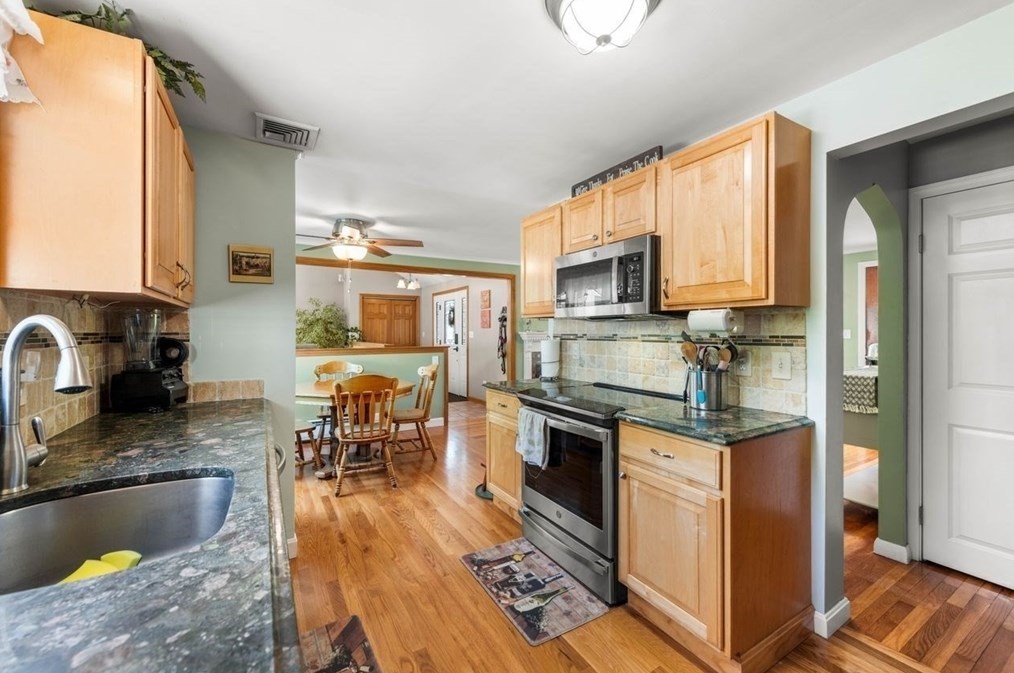 80 Fallon Cir, Braintree MA 02184-3821 exterior