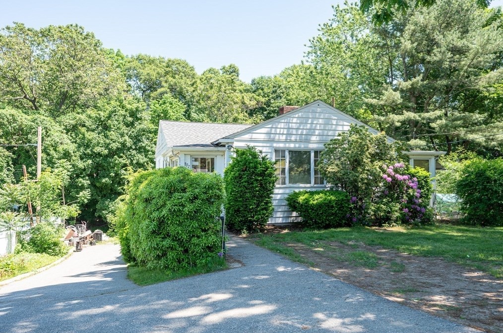 877 Main St, Reading MA  01867-1710 exterior