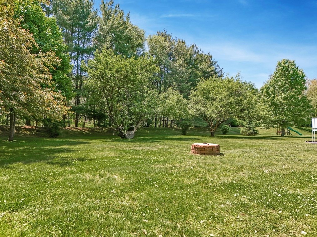 7 Sweetland Farm Rd, Norfolk MA 02056-1346 exterior