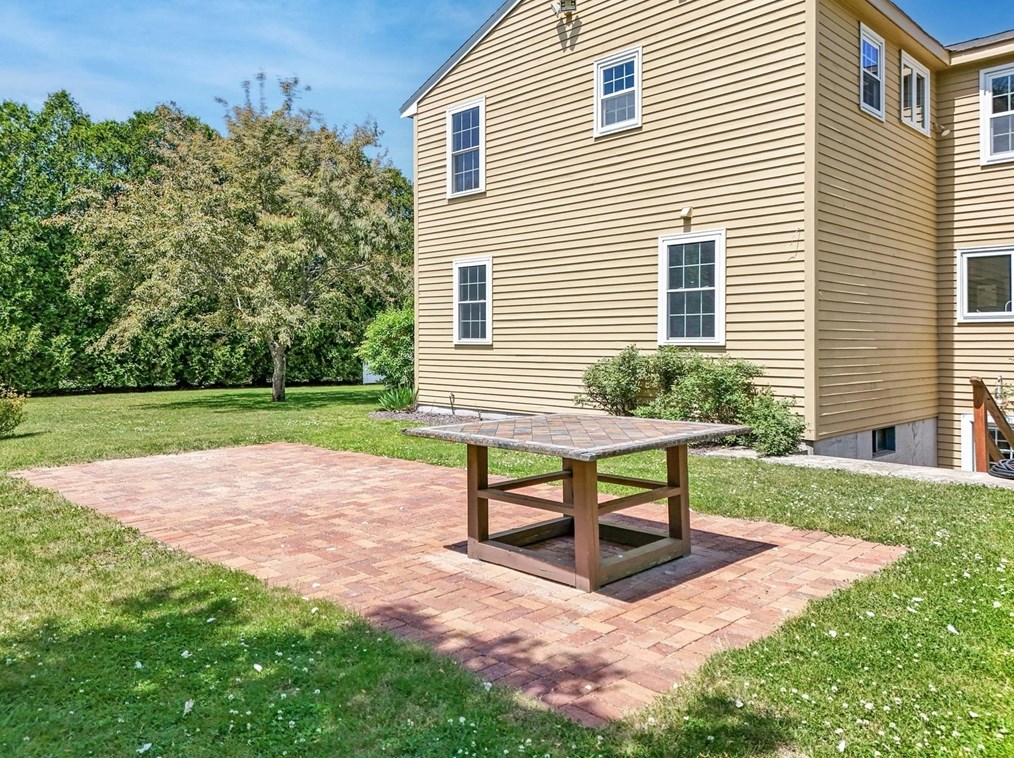 7 Sweetland Farm Rd, Norfolk MA 02056-1346 exterior