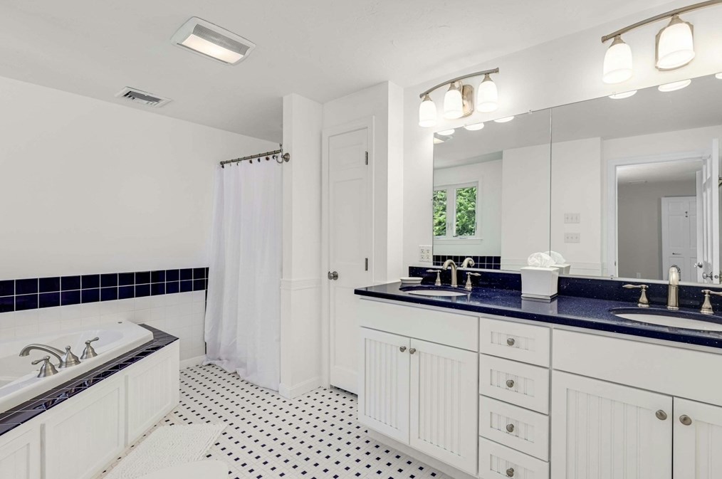 7 Sweetland Farm Rd, Norfolk MA 02056-1346 exterior