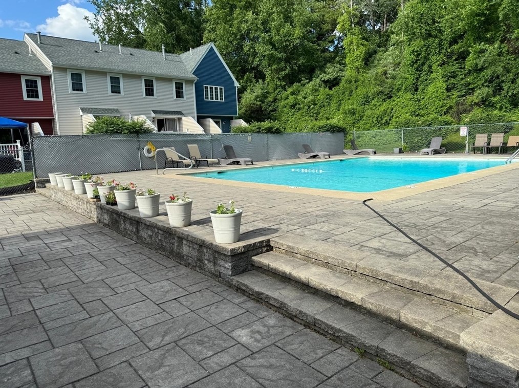 33 Fox Meadow Rd, Leominster MA  01453-1949 exterior