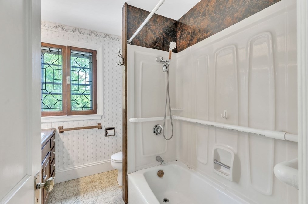 3 Cherry St, Greenfield MA 01301-1409 exterior