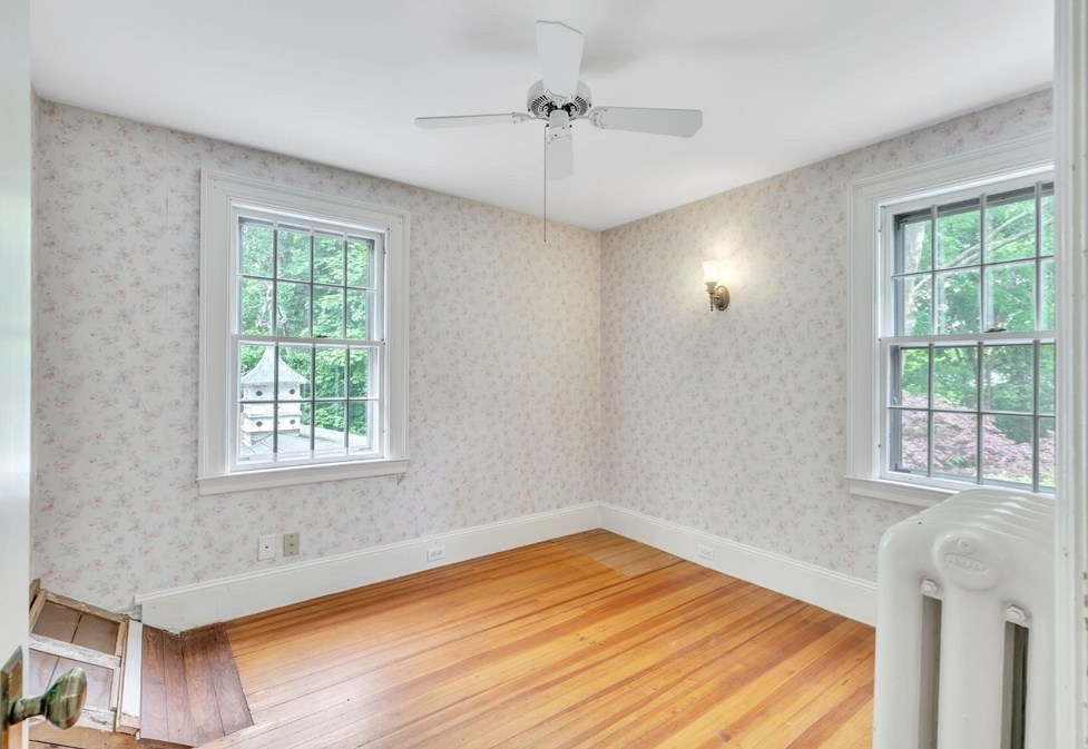 3 Cherry St, Greenfield MA 01301-1409 exterior