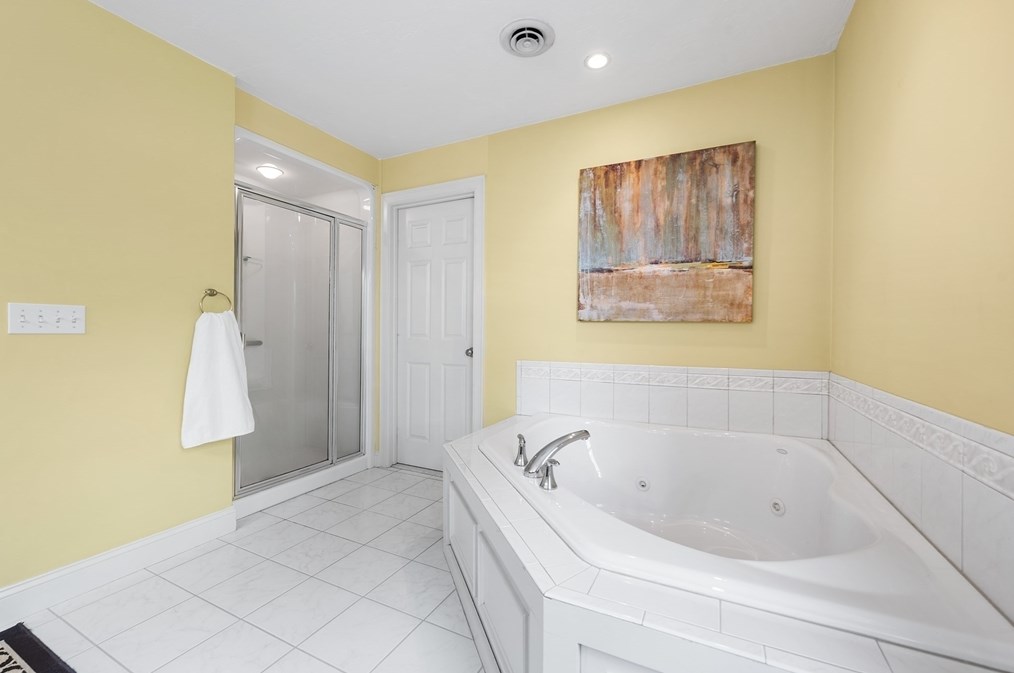 8 Wildewood Dr, Worcester MA 01612-1083 exterior