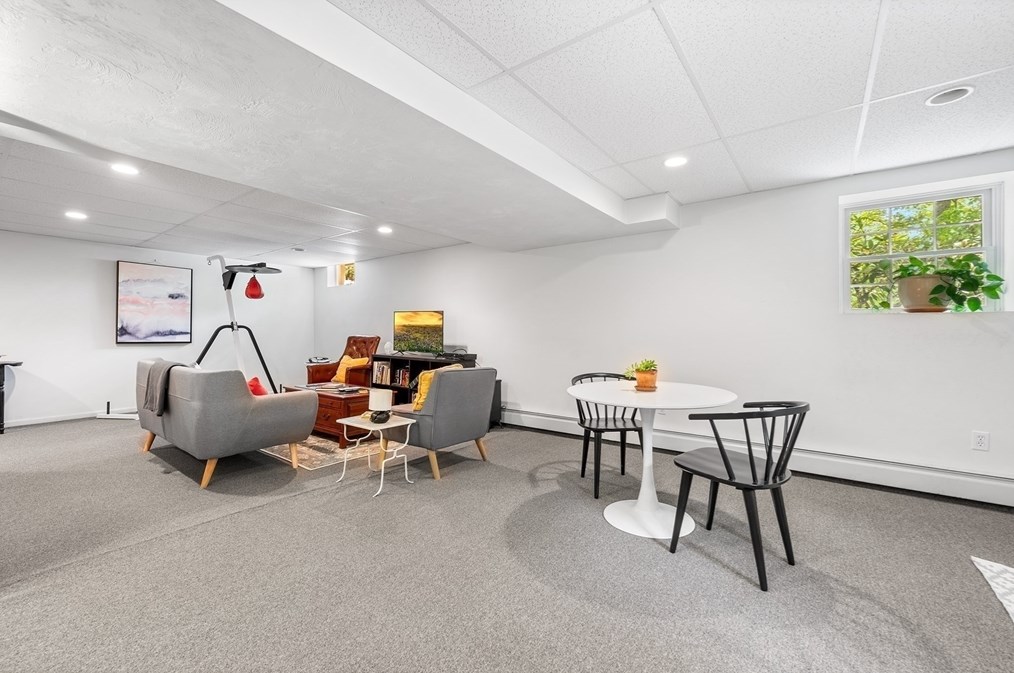 8 Wildewood Dr, Worcester MA 01612-1083 exterior