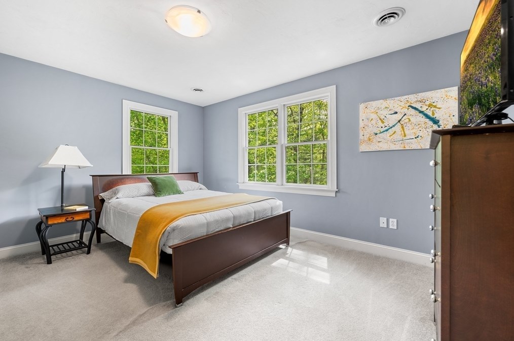 8 Wildewood Dr, Worcester MA 01612-1083 exterior