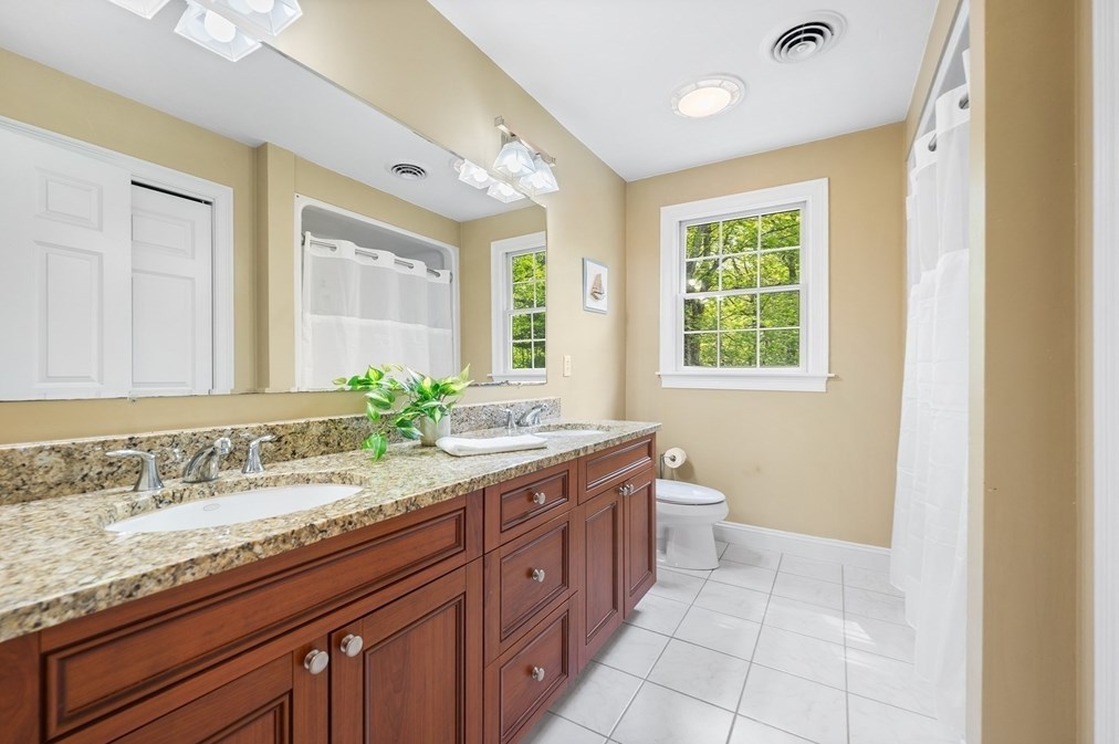 8 Wildewood Dr, Worcester MA 01612-1083 exterior