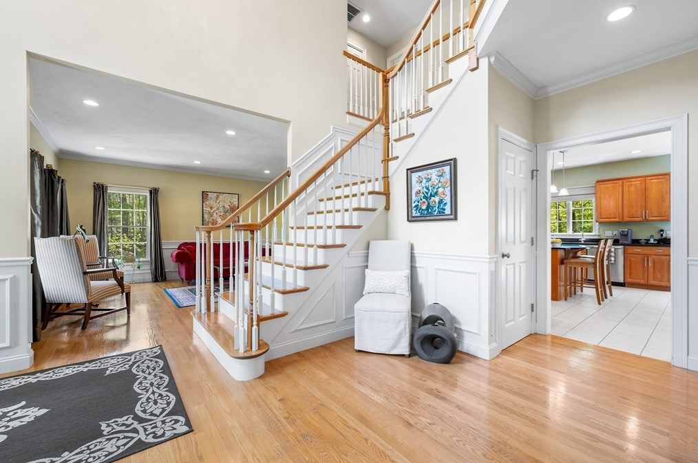 8 Wildewood Dr, Worcester MA 01612-1083 exterior