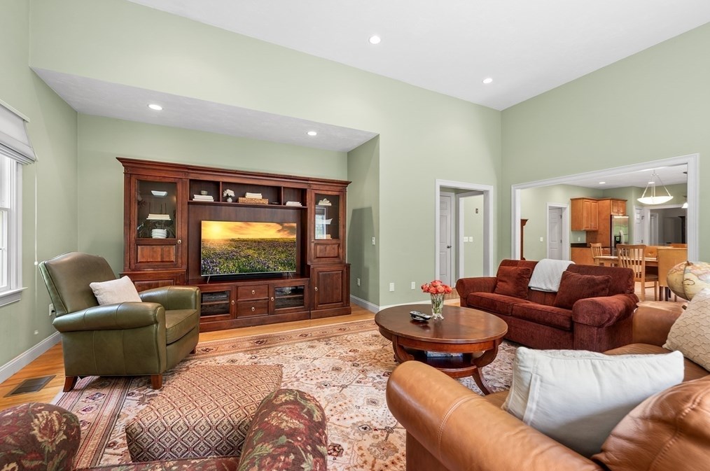 8 Wildewood Dr, Worcester MA 01612-1083 exterior