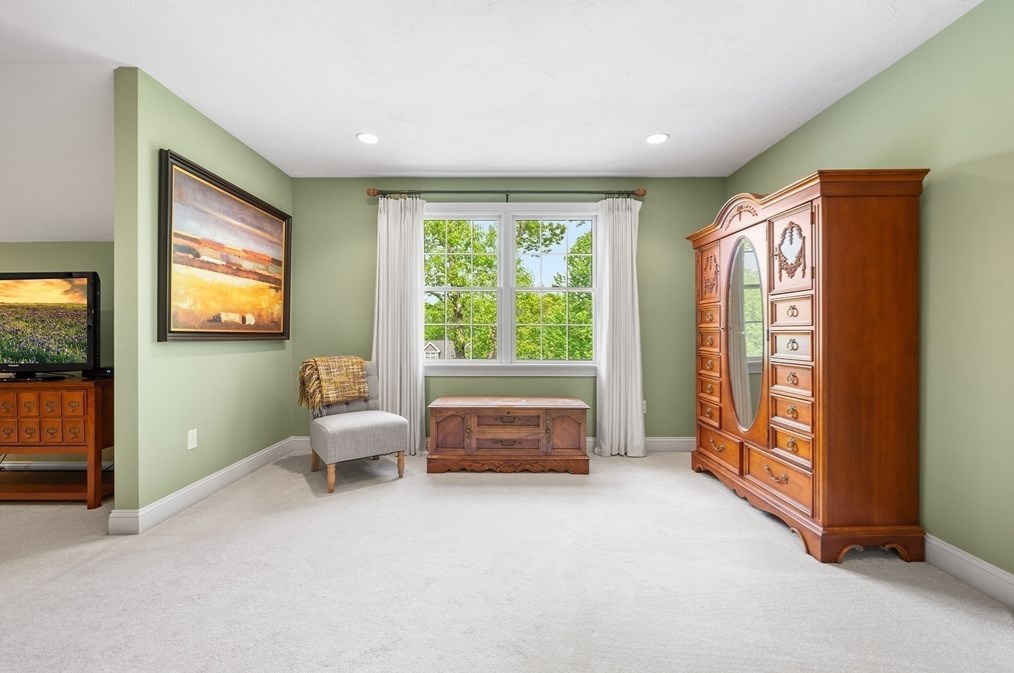 8 Wildewood Dr, Worcester MA 01612-1083 exterior