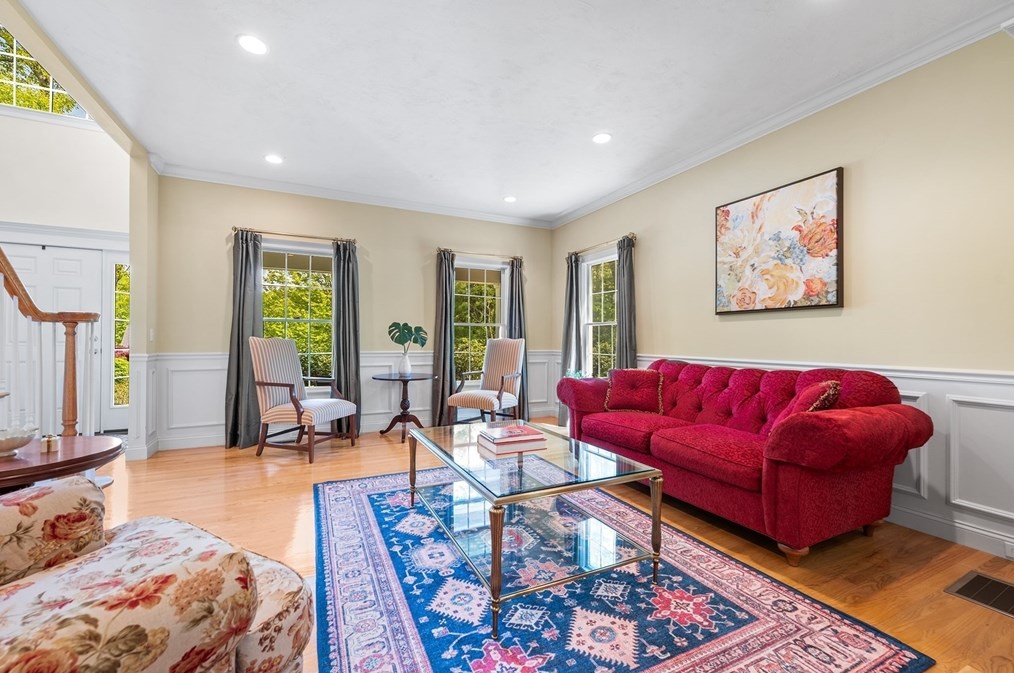 8 Wildewood Dr, Worcester MA 01612-1083 exterior