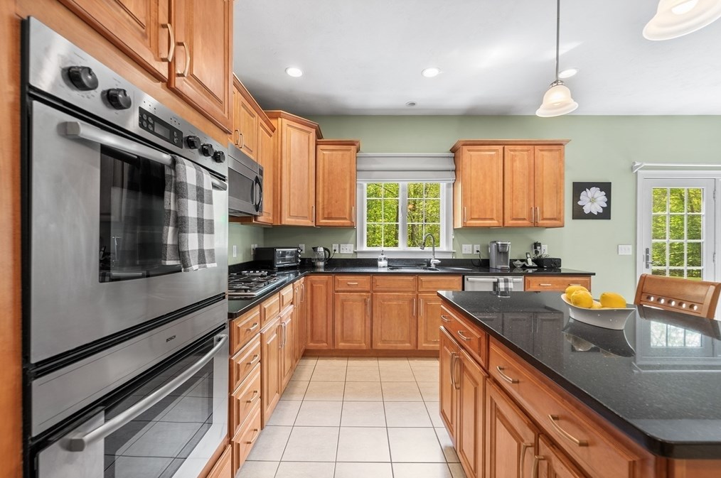 8 Wildewood Dr, Worcester MA 01612-1083 exterior