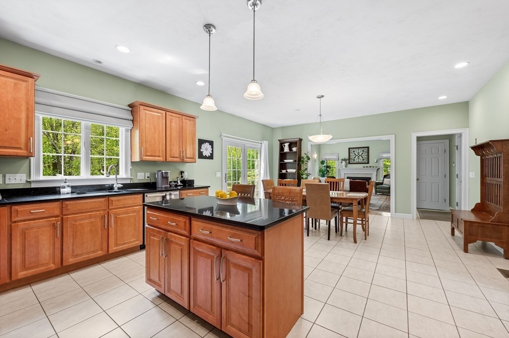 8 Wildewood Dr, Worcester MA 01612-1083 exterior