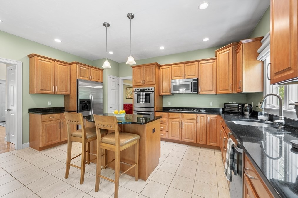 8 Wildewood Dr, Worcester MA 01612-1083 exterior