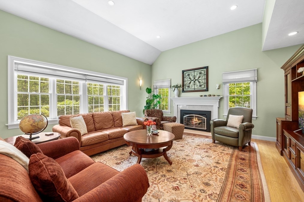 8 Wildewood Dr, Worcester MA 01612-1083 exterior