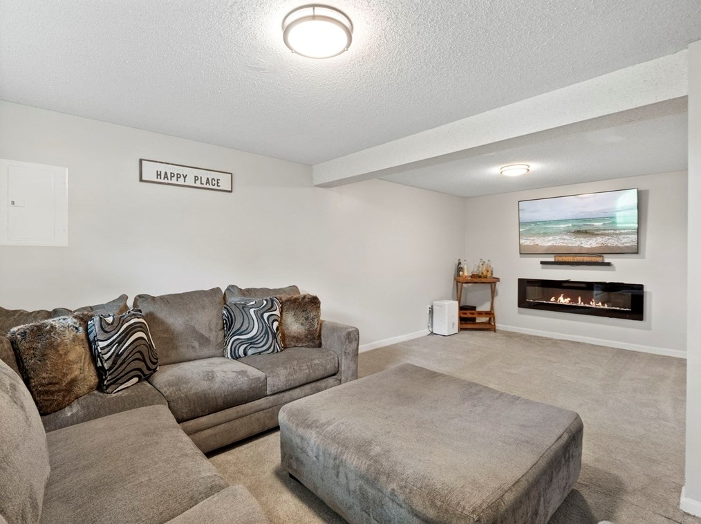 377 Butman Rd, Lowell MA 01852-4308 exterior