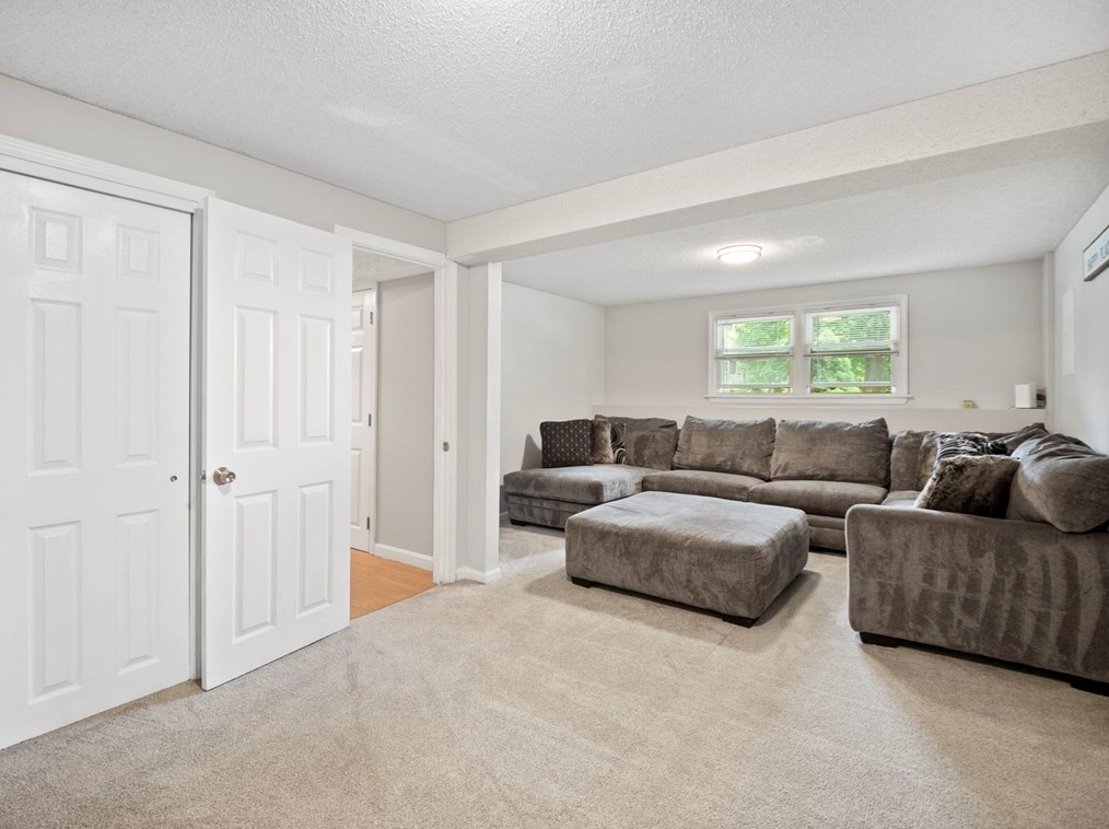 377 Butman Rd, Lowell MA 01852-4308 exterior