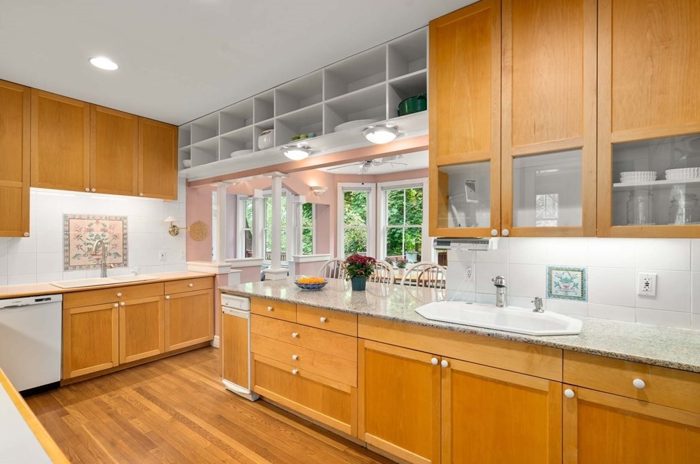 121 Bishopsgate Rd, Newton MA 02459-2008 exterior