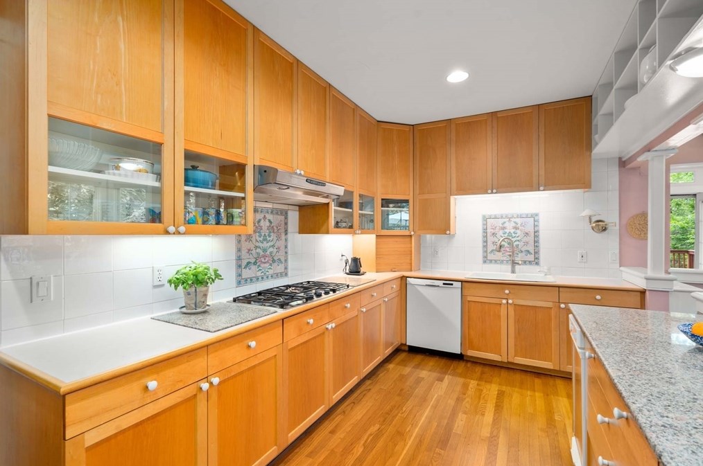 121 Bishopsgate Rd, Newton MA 02459-2008 exterior