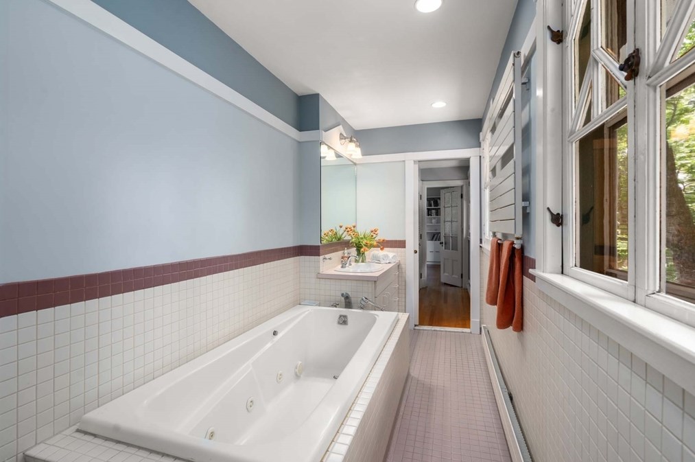 121 Bishopsgate Rd, Newton MA 02459-2008 exterior