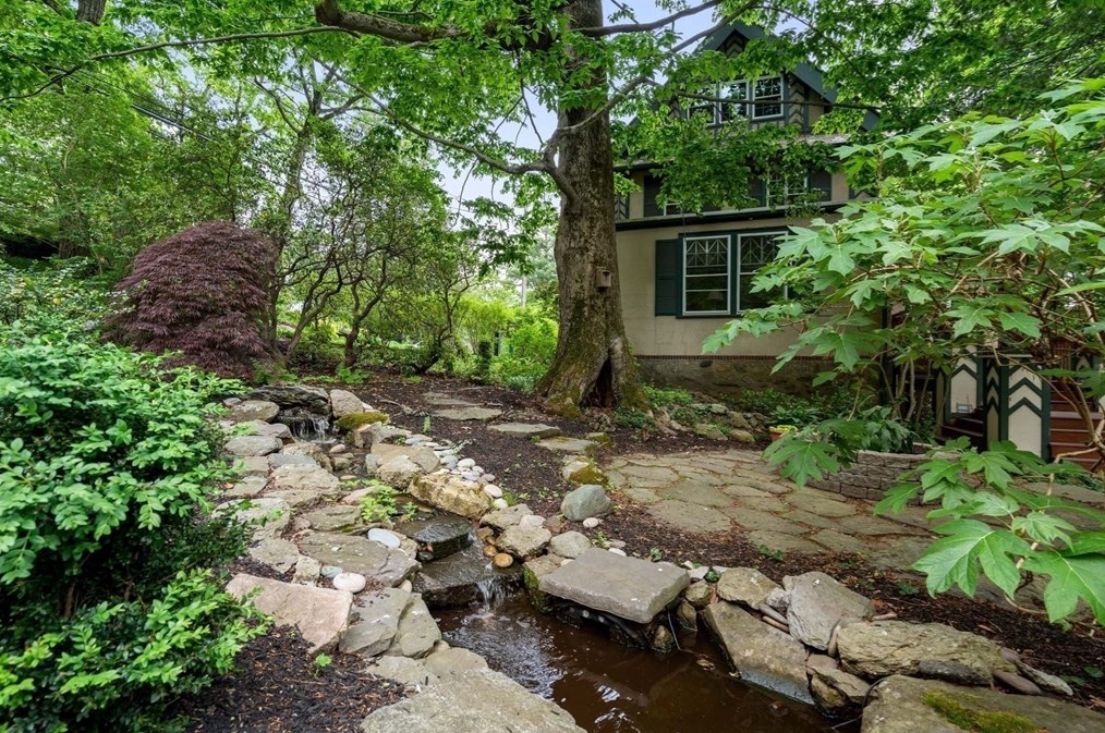 121 Bishopsgate Rd, Newton MA 02459-2008 exterior